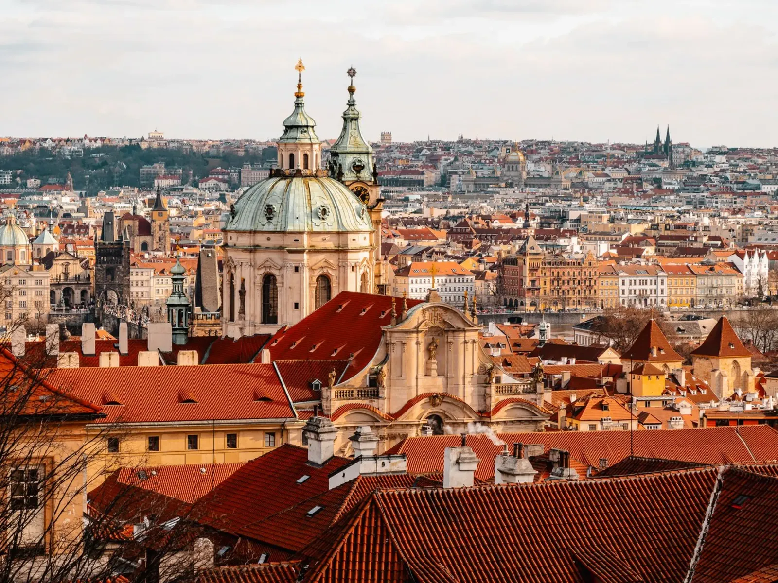 Prag, Tschechien - Retro Aussicht über Stadt & Karlsbrücke Hahnemühle von Bold and Retro