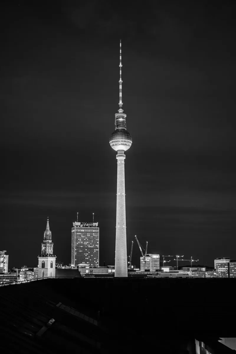Skyline di Berlino di notte, foto in bianco e nero con la torre della televisione pellicola backlit da Bold and Retro