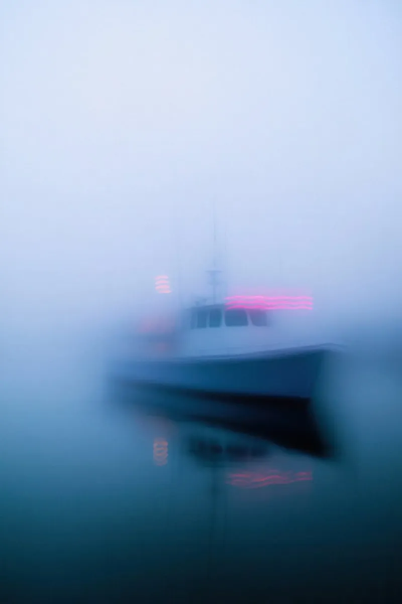 Nebbia mistica e una barca solitaria pellicola backlit da Le Flou
