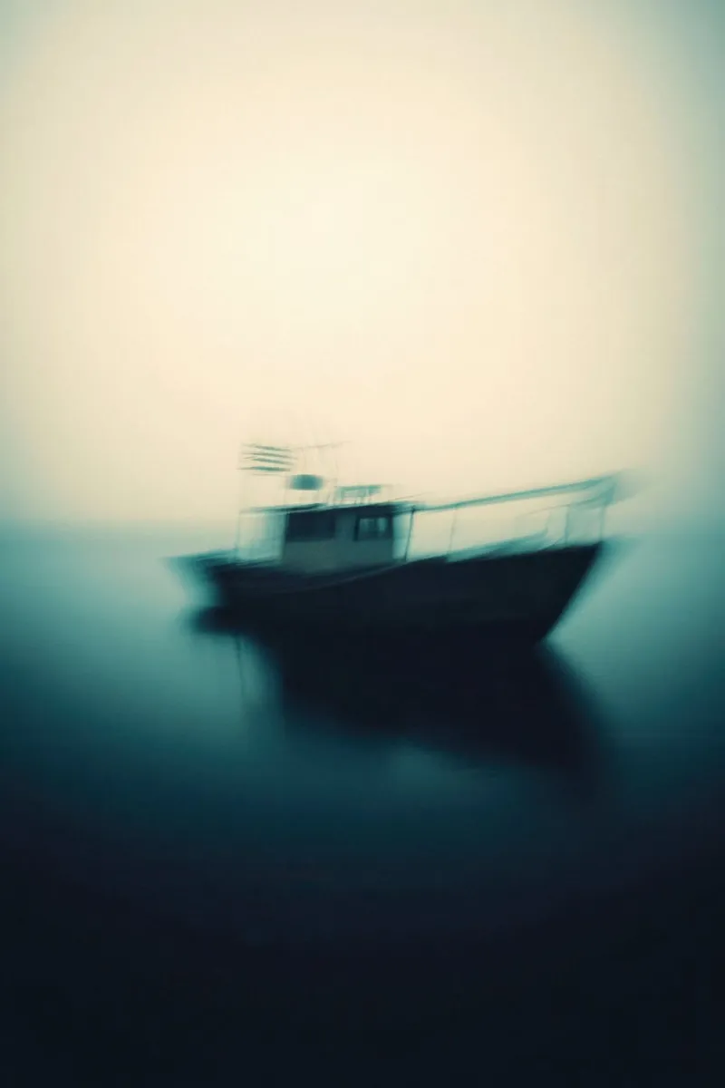 Etherisch silhouet van een boot in de schemering canvas van Le Flou