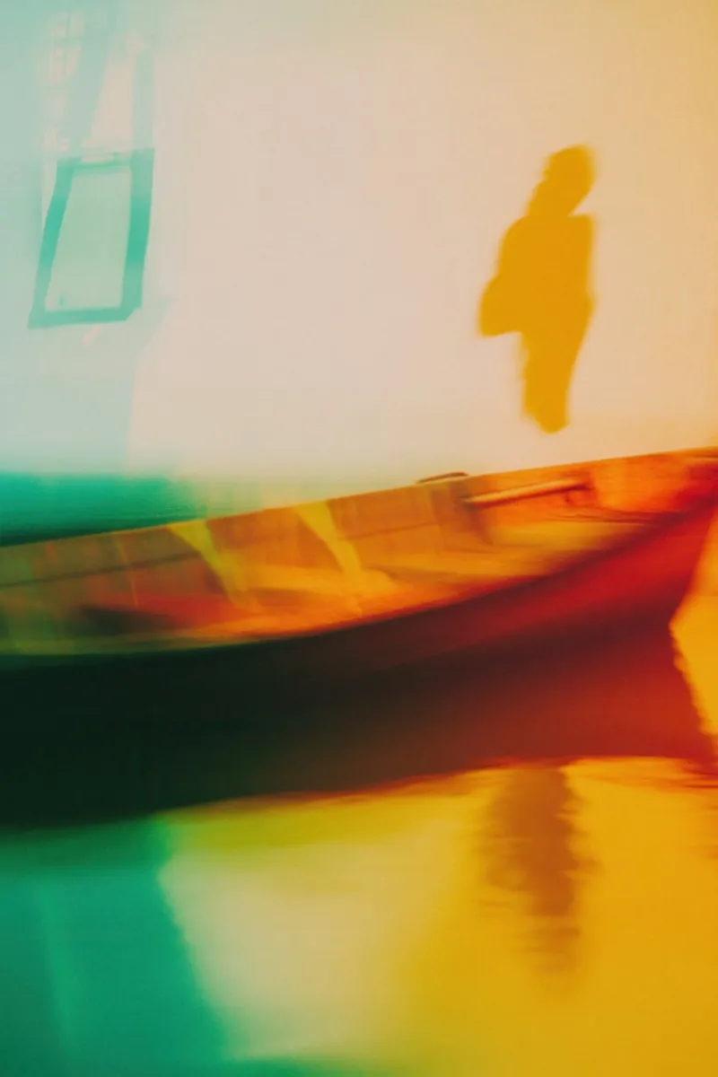 Schaduwen en reflecties van een neonboot canvas van Le Flou