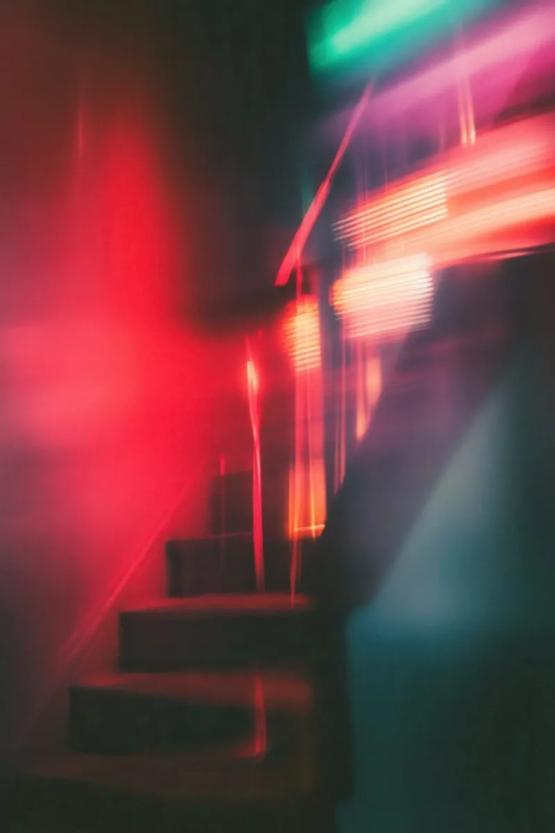 Éclats fantomatiques: una casa con le luci al neon pellicola backlit da Le Flou