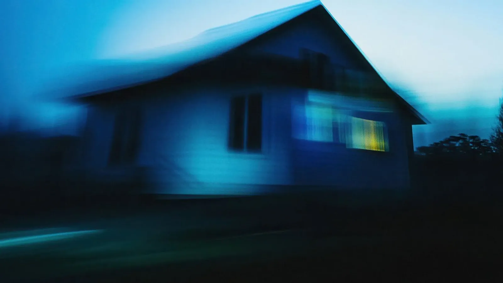 Mistero di notte : La casa del silenzio poster con telaio in plastica da Le Flou