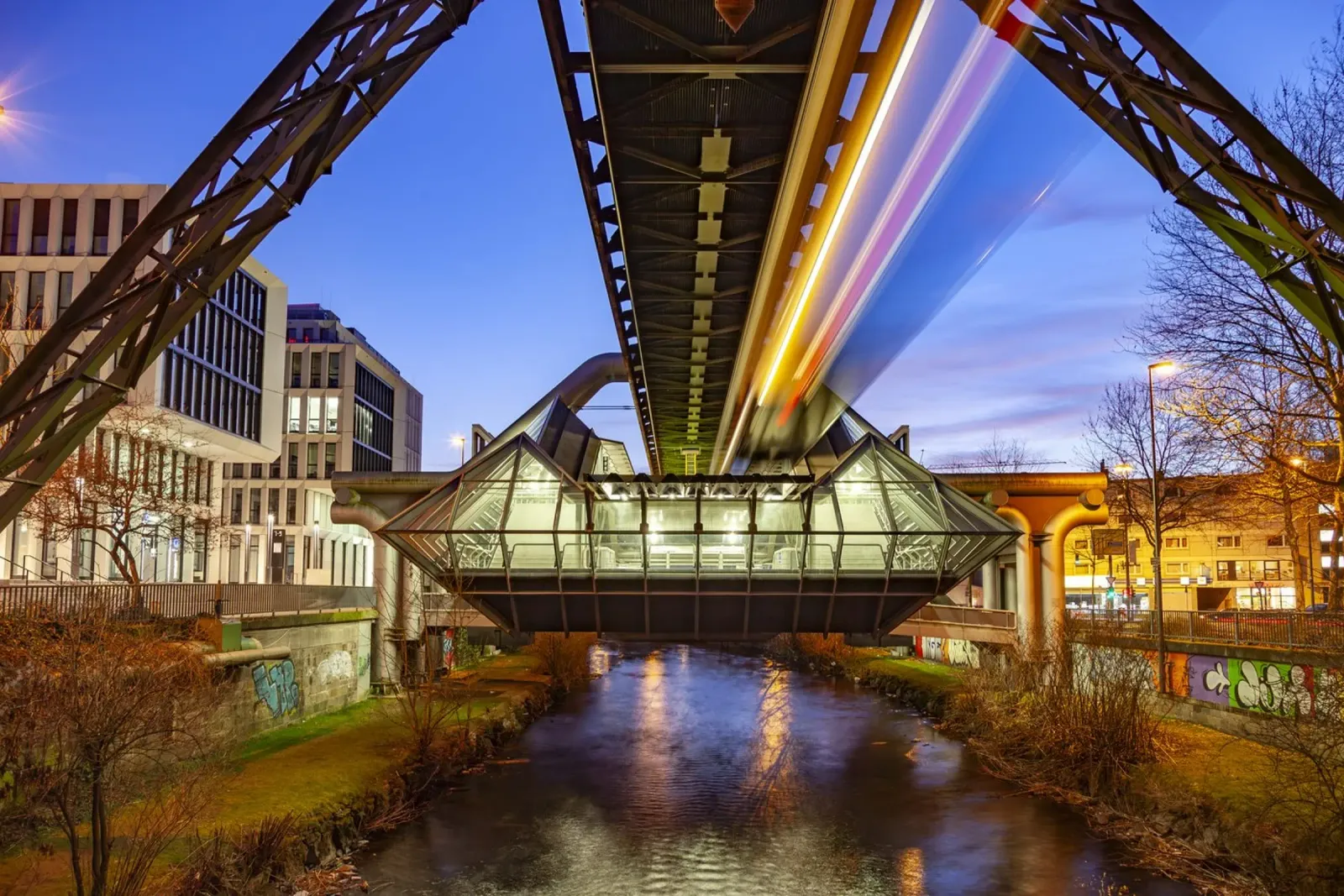 Wuppertaler Schwebebahn poster con telaio in plastica da Reisefotografie - Bilder aus aller Welt