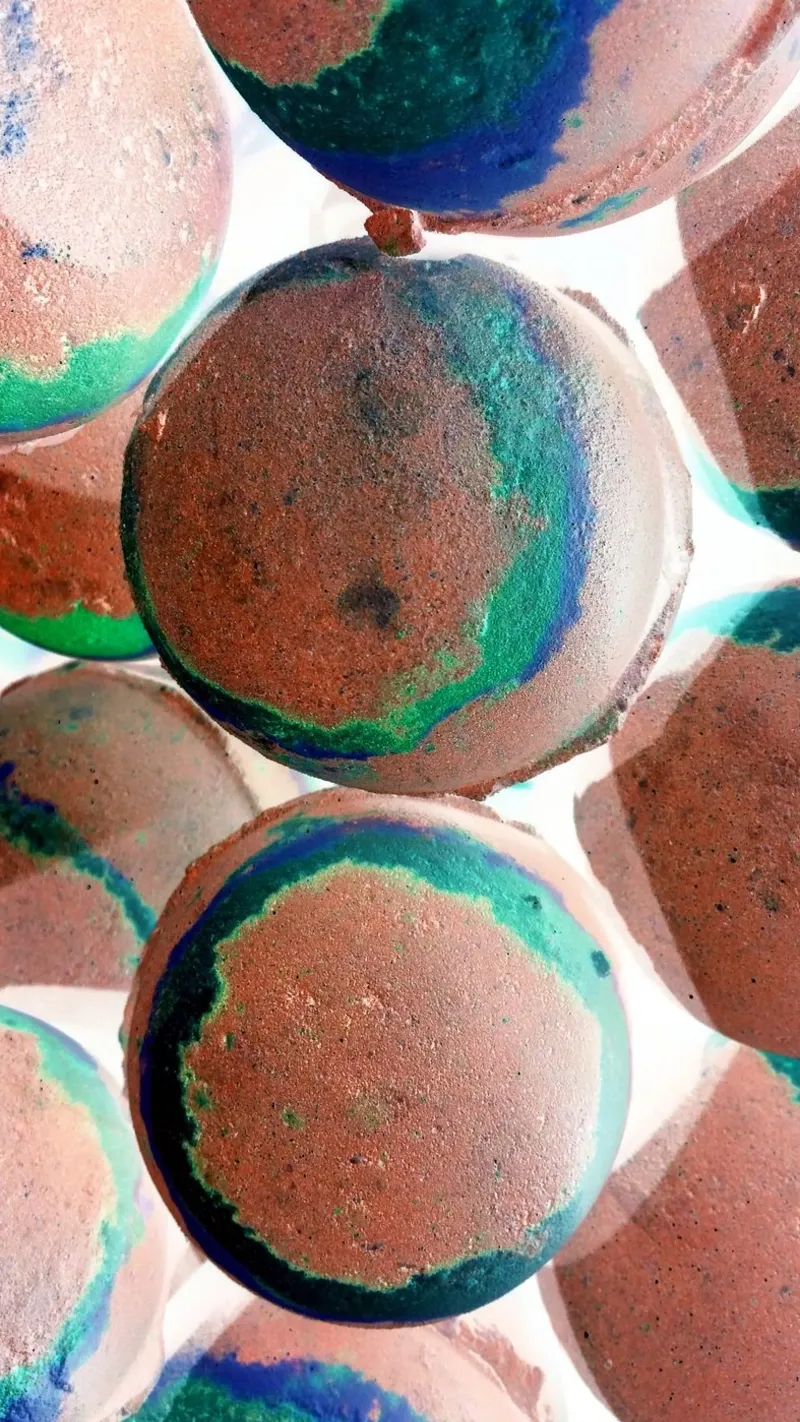 Palline arancioni poster con telaio in alluminio da Massimo Frascogna