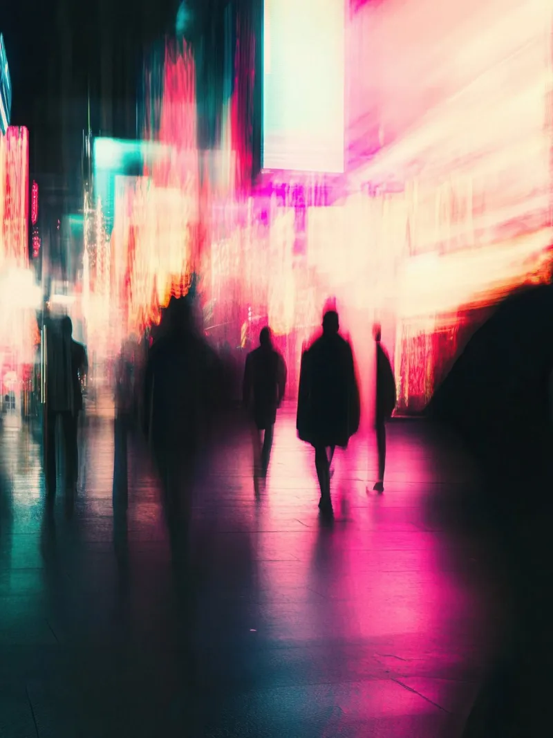 Les silhouettes enchantées de New York sous la lumière néon poster avec cadre en plastique de Le Flou