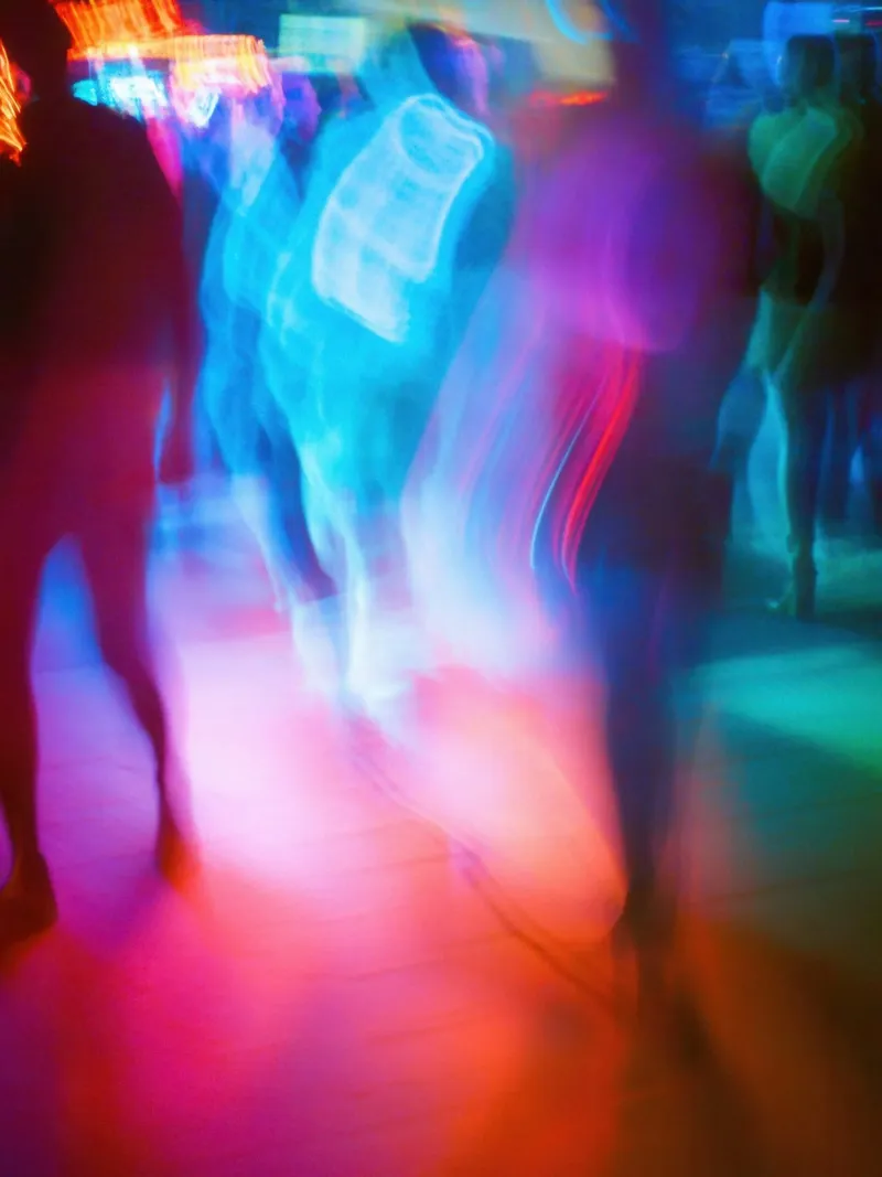 Electric New York: una danza di luci e movimento pellicola backlit da Le Flou