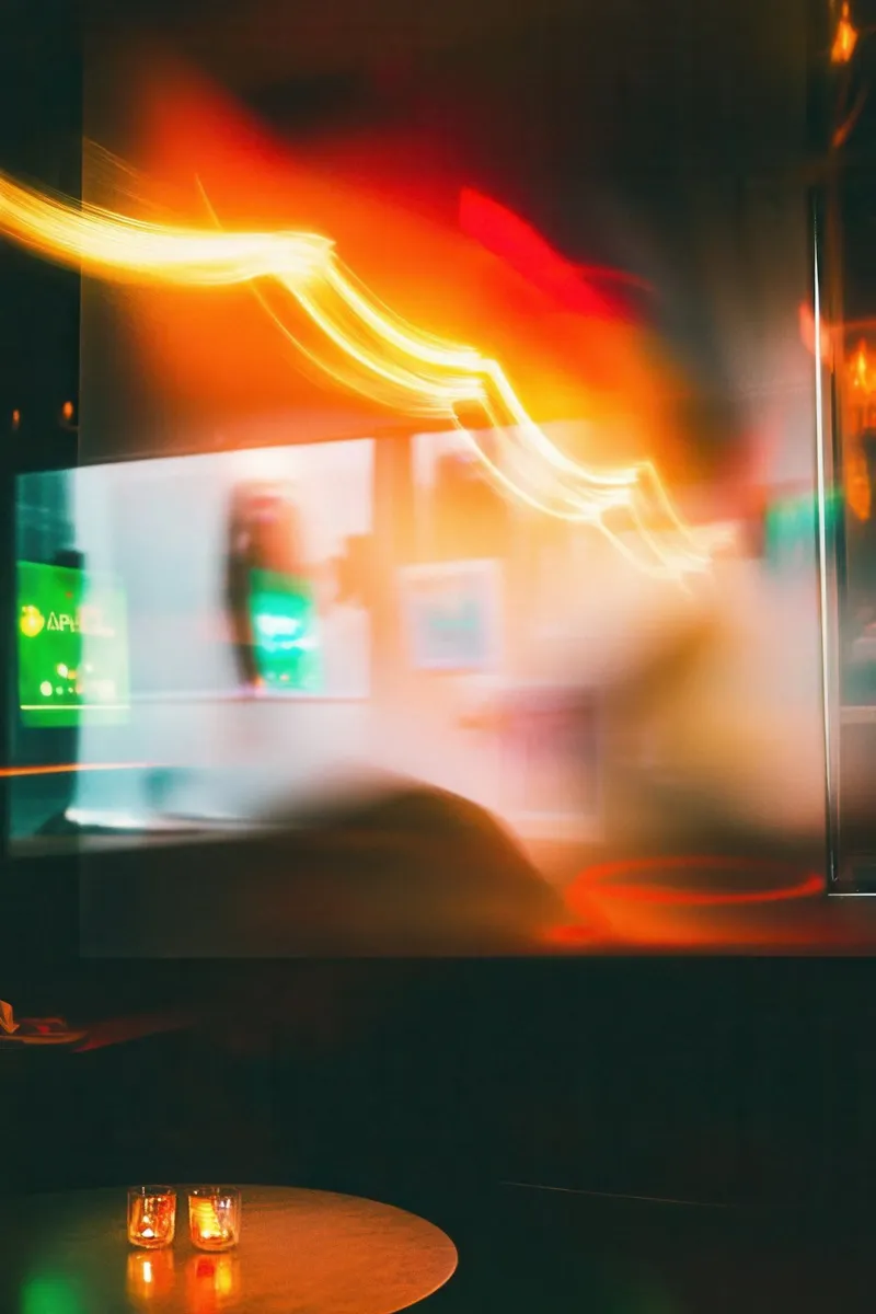 Un'atmosfera ovattata e al neon: l'intimità di un caffè newyorkese pellicola backlit da Le Flou