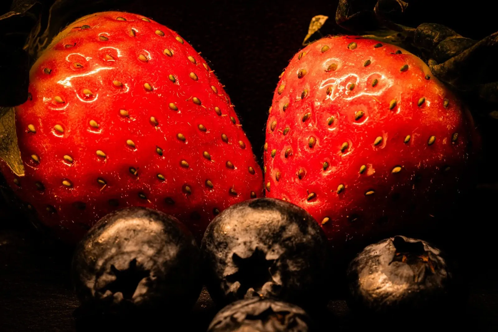 Fragole e mirtilli su sfondo nero carta hahnemühle da Marcus Beckert | Fotografie