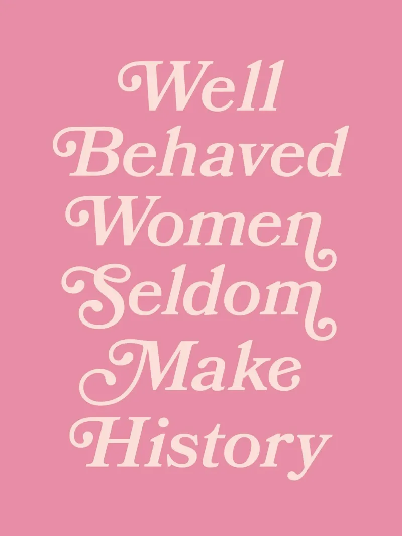 Le donne ben educate raramente fanno la storia (tonalità rosa) poster con telaio in plastica da Paigaam Studio