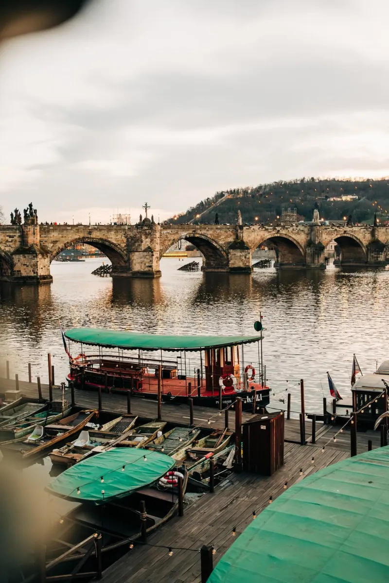 Atmosfera serale a Praga - crepuscolo sul Ponte Carlo pellicola backlit da Bold and Retro