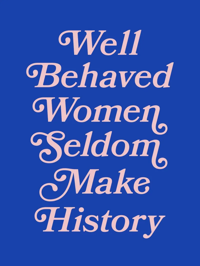 Le donne ben educate raramente fanno la storia (Tono blu) poster con telaio in legno da Paigaam Studio