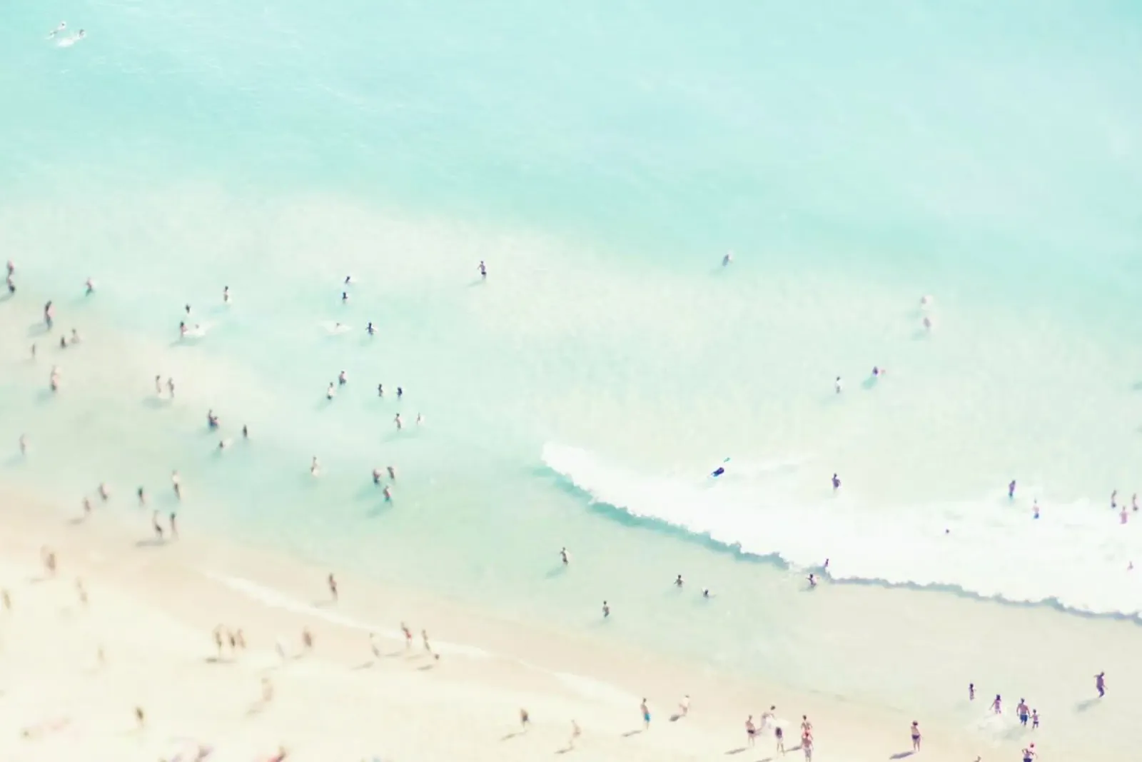 Beach Love poster con telaio in legno da Ingrid Beddoes