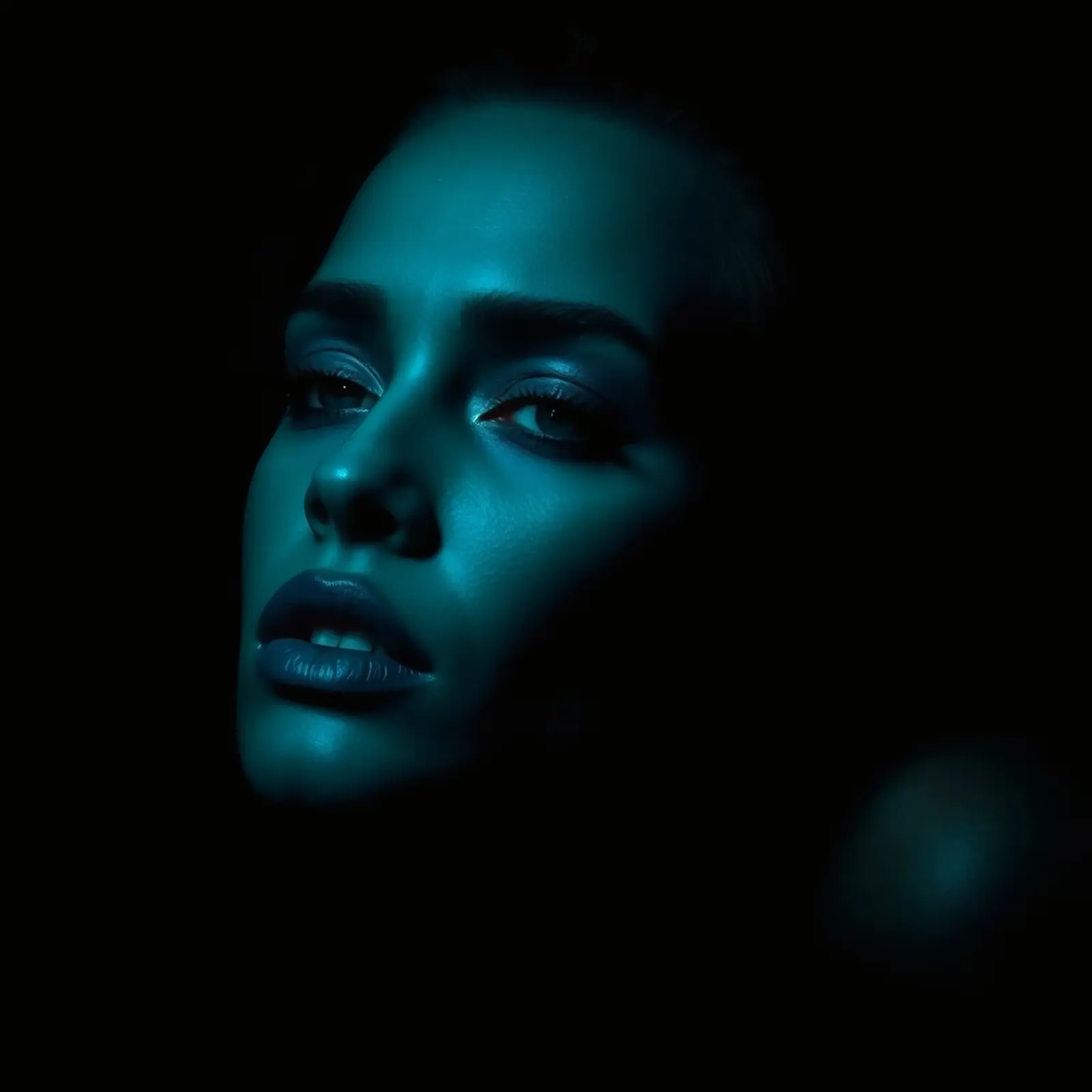 Portrait saisissant d'une femme illuminée par un bleu captivant hahnemühle de DesignDoodle