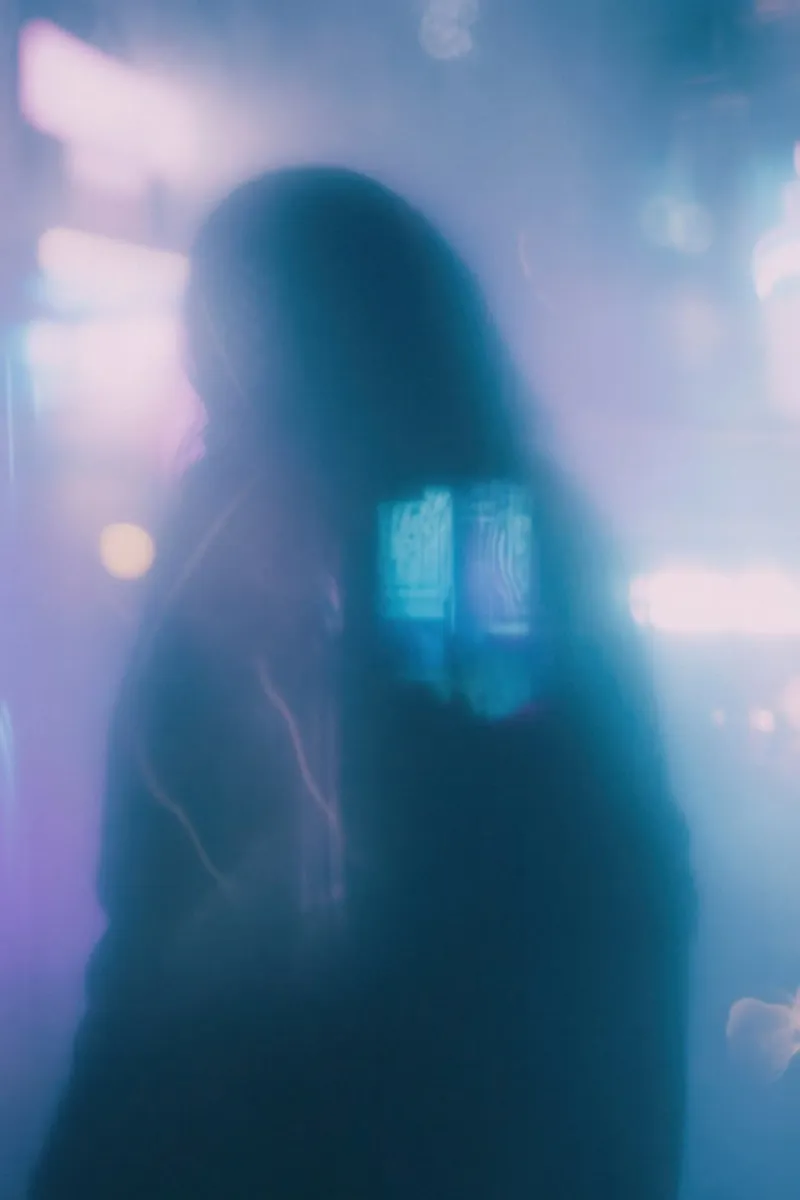 Fantasie al neon a Tokyo: evanescenza urbana poster con telaio in plastica da Le Flou
