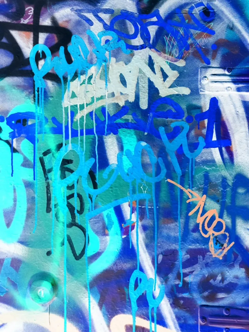 Blue Wall poster avec cadre en bois de Jonas Klein