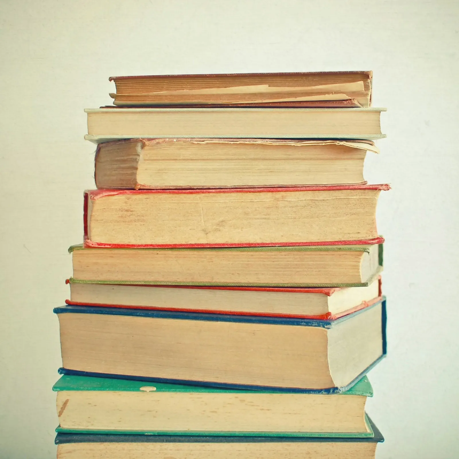 Pila di libri pellicola backlit da Cassia Beck Photography
