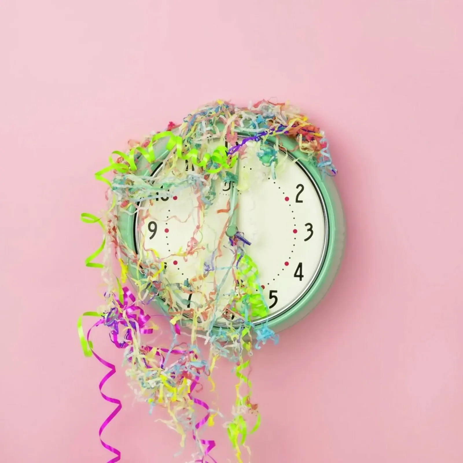 Clock Confetti pellicola backlit da Juj Winn