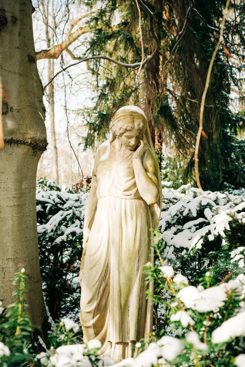 Ricordo silenzioso nella neve - statua del cimitero in inverno tela con Cornice a cassetta da Bold and Retro