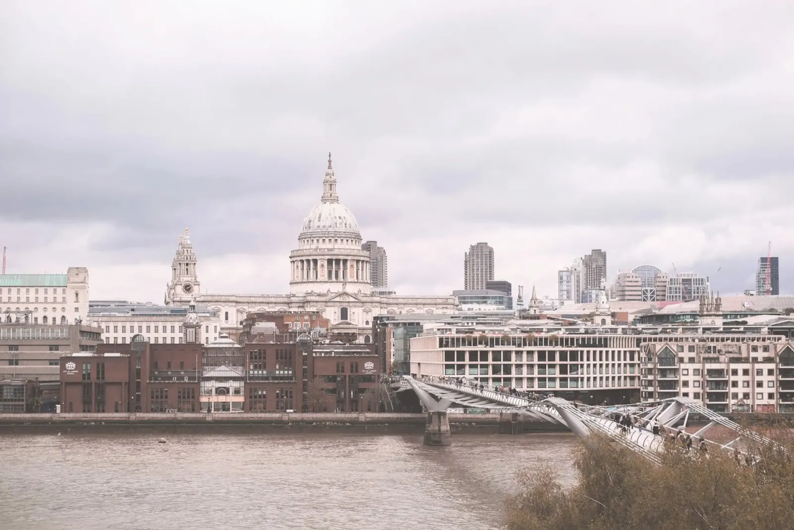 Londra, Inghilterra I Skyline sulla Cattedrale di Saint Paul pellicola backlit da Julie Travel Photography