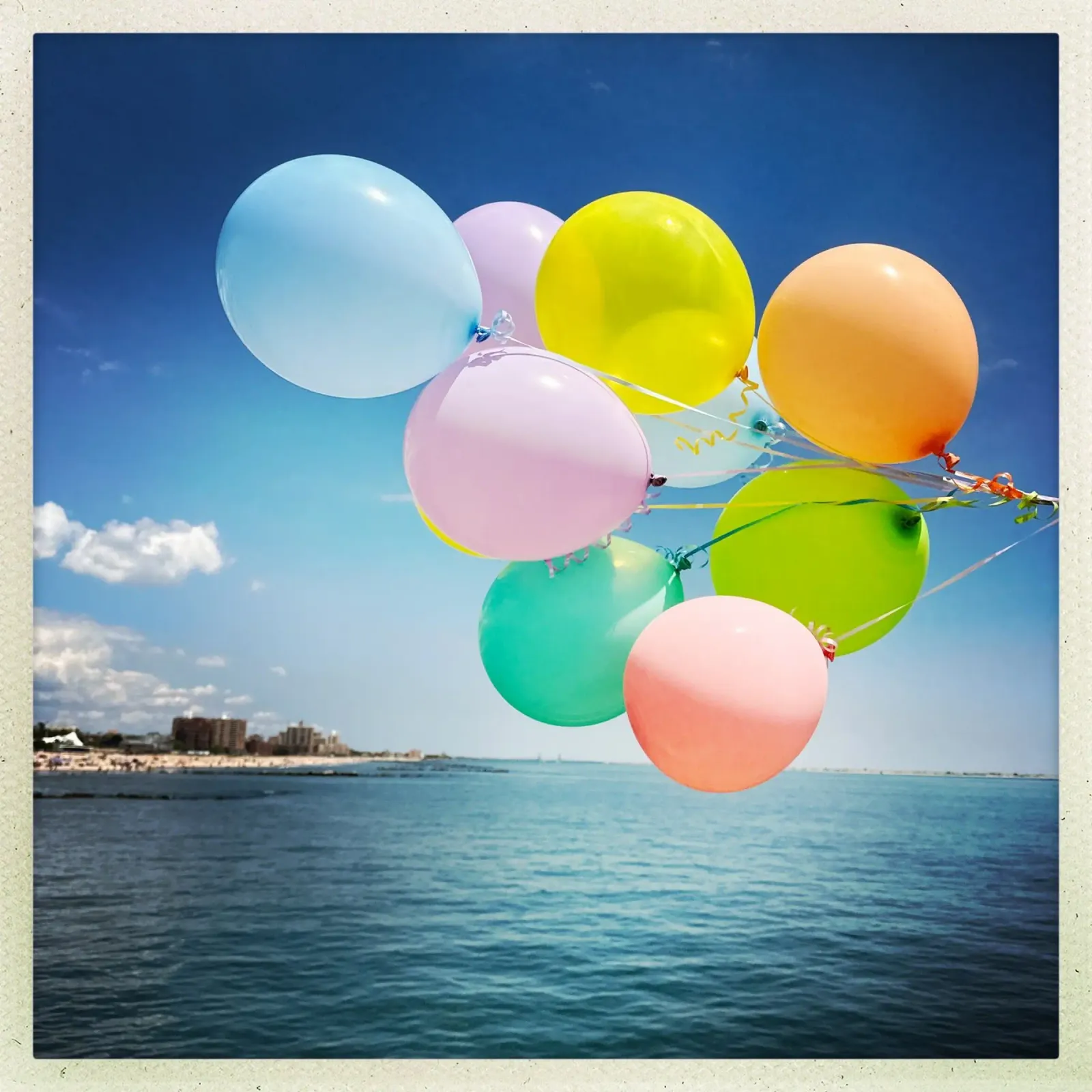 Ballons pellicola backlit da Flo Klein