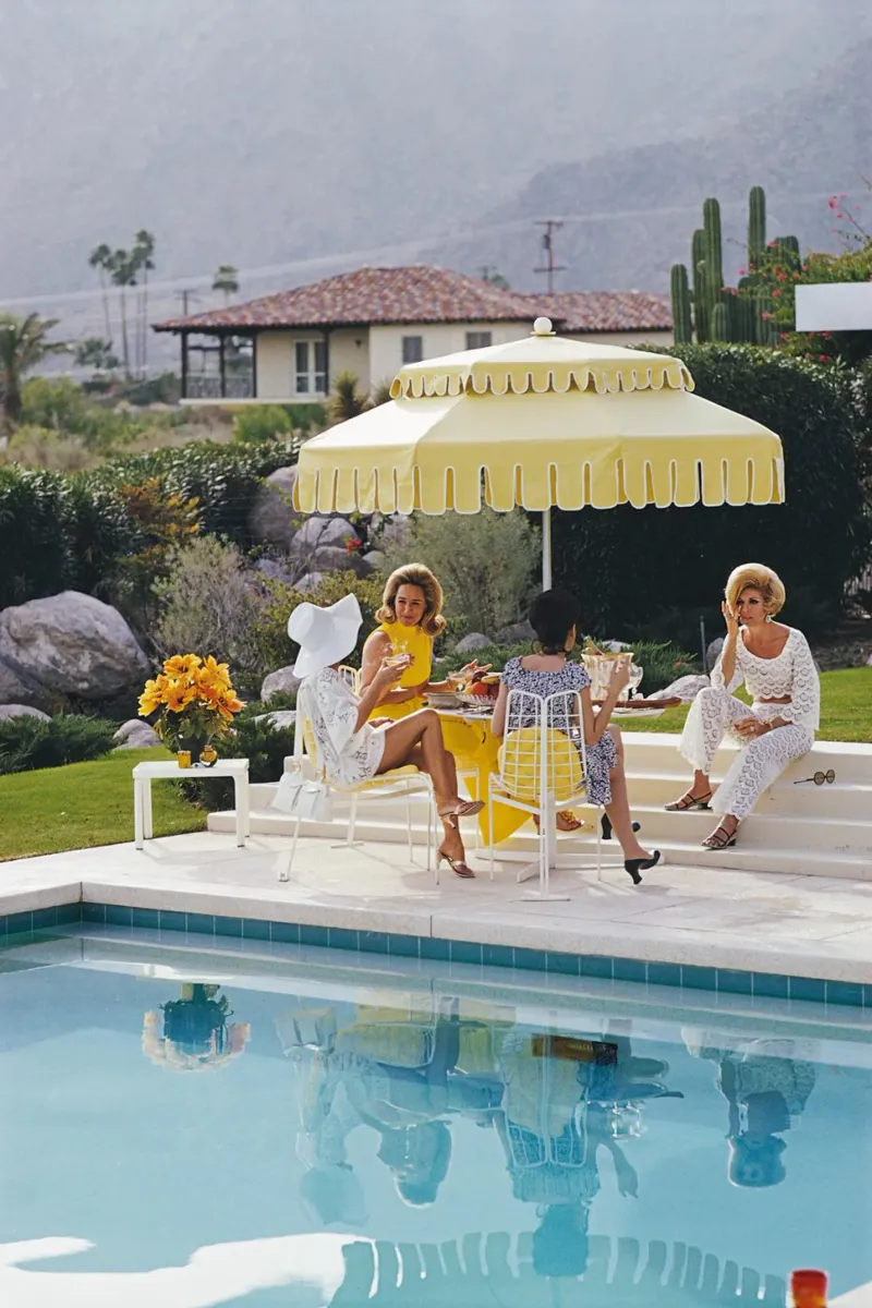 Slim Aarons, fotografia a bordo piscina, poster vintage retrò tela con Cornice a cassetta da TheTravelClub