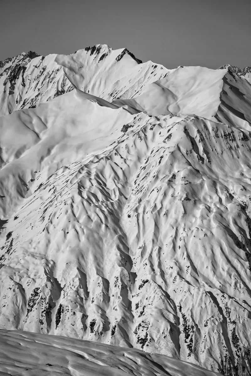 Mountain range in ski resort Trois Vallees, France, Europe poster con telaio in legno da anderm