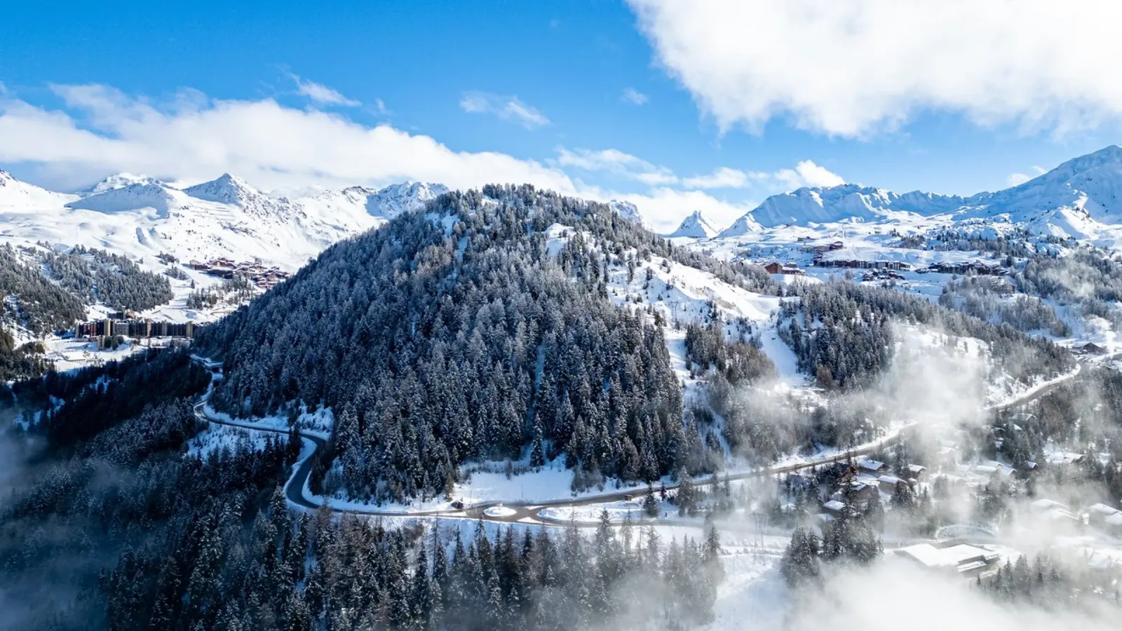 Aerial view of Skiing area of Paradiski, La Plagne, France A carta hahnemühle da anderm