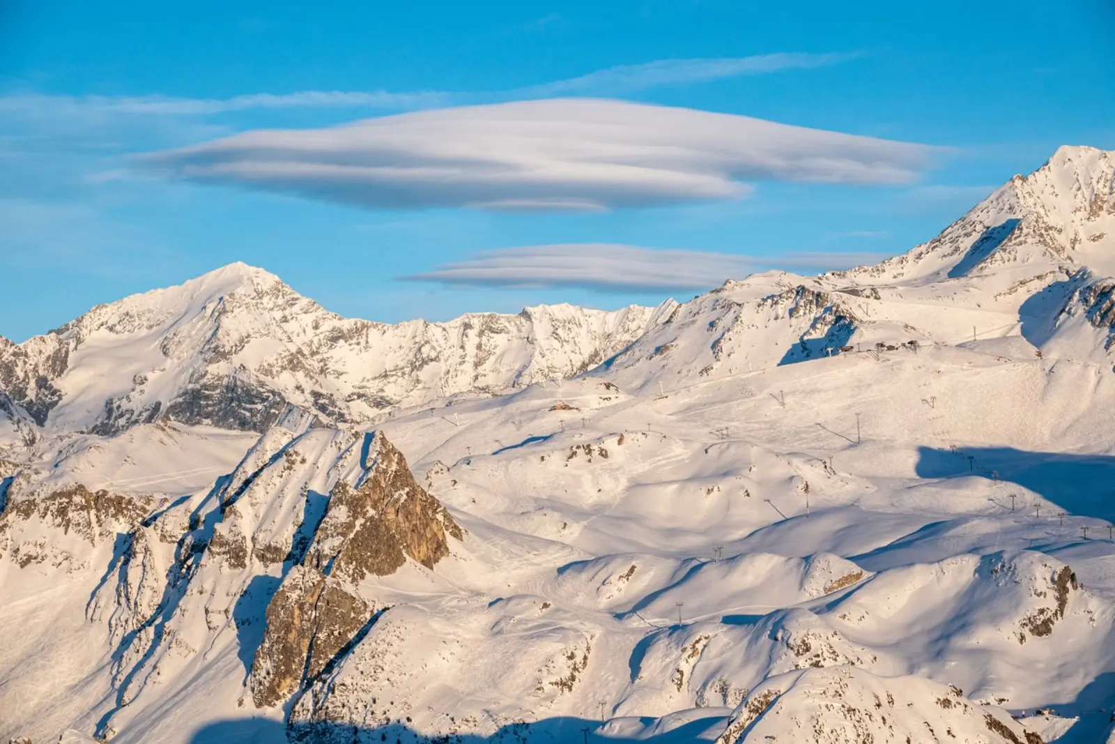 Aerial view of Skiing area of Paradiski, La Plagne, France A pellicola backlit da anderm