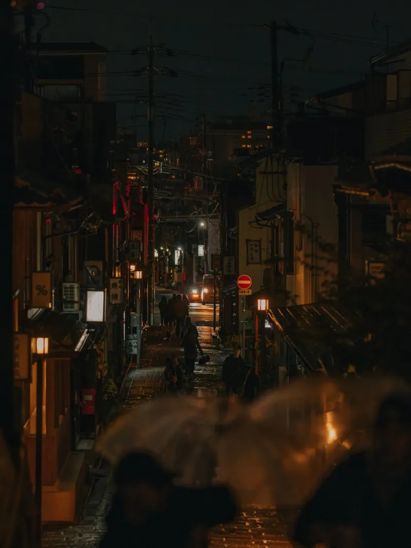 Scena notturna di Kyoto pellicola backlit da Marcel Bisig