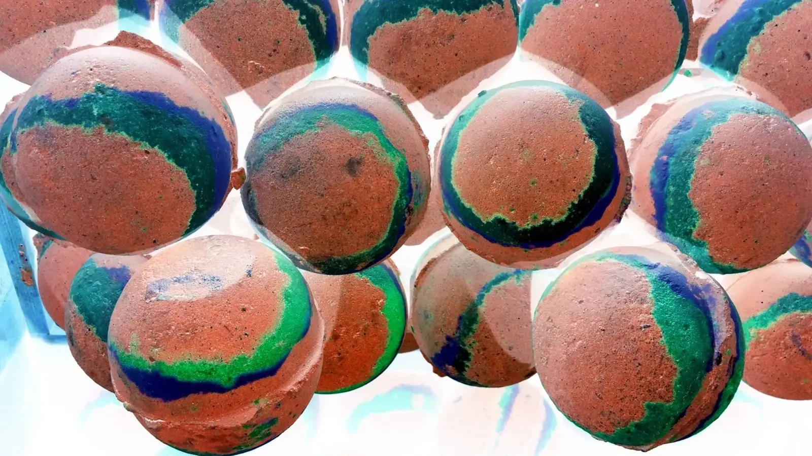 Palline arancioni poster con telaio in legno da Massimo Frascogna