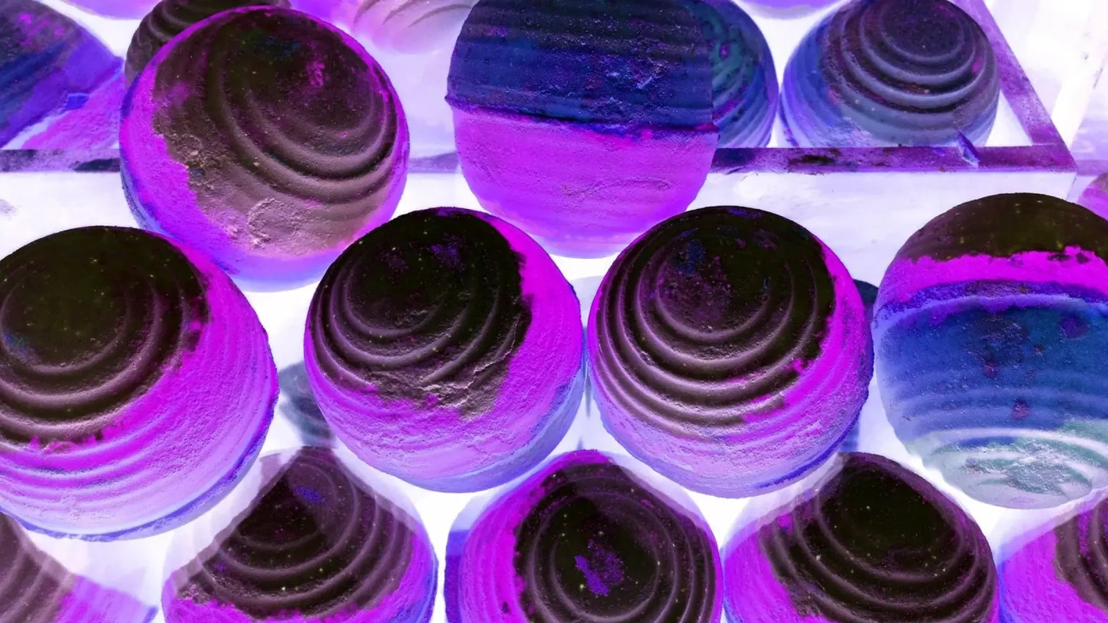 Palline viola pellicola backlit da Massimo Frascogna
