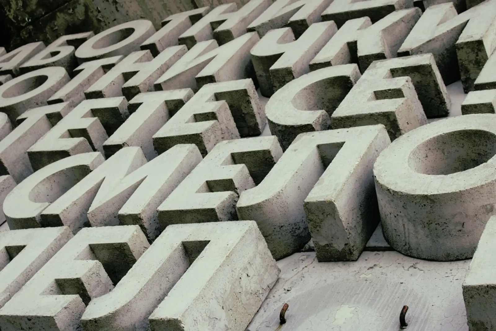 Alphabet pellicola backlit da Marc Schulthess