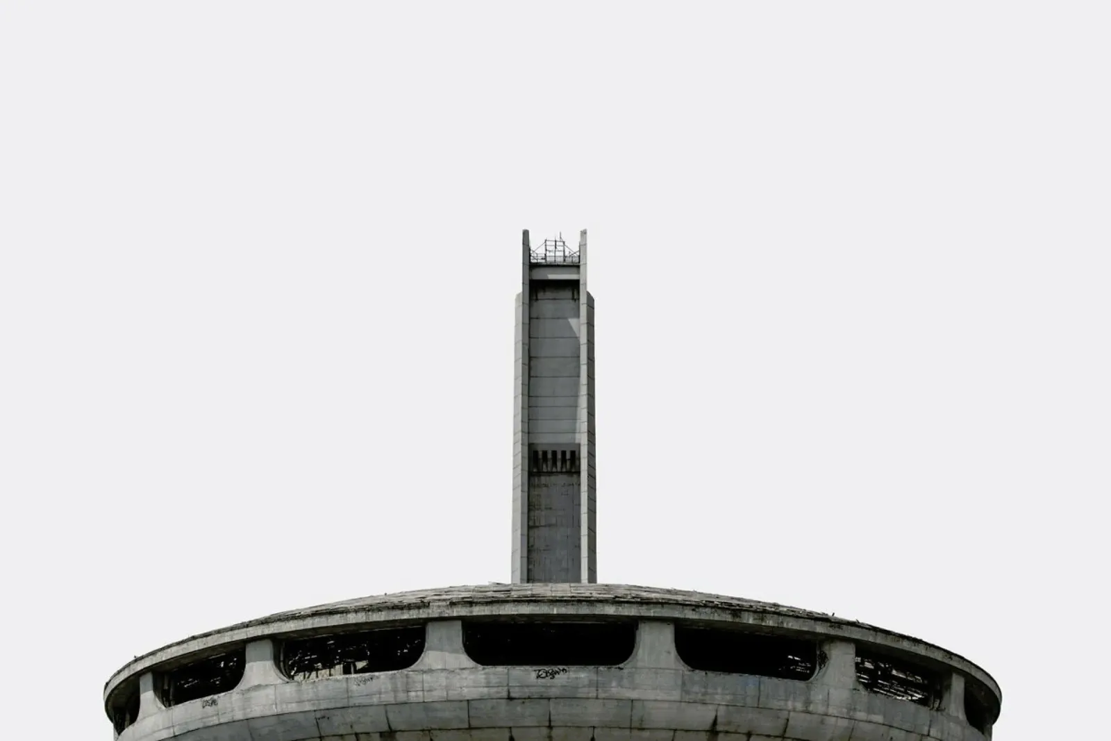 Buzludzha UFO pellicola backlit da Marc Schulthess