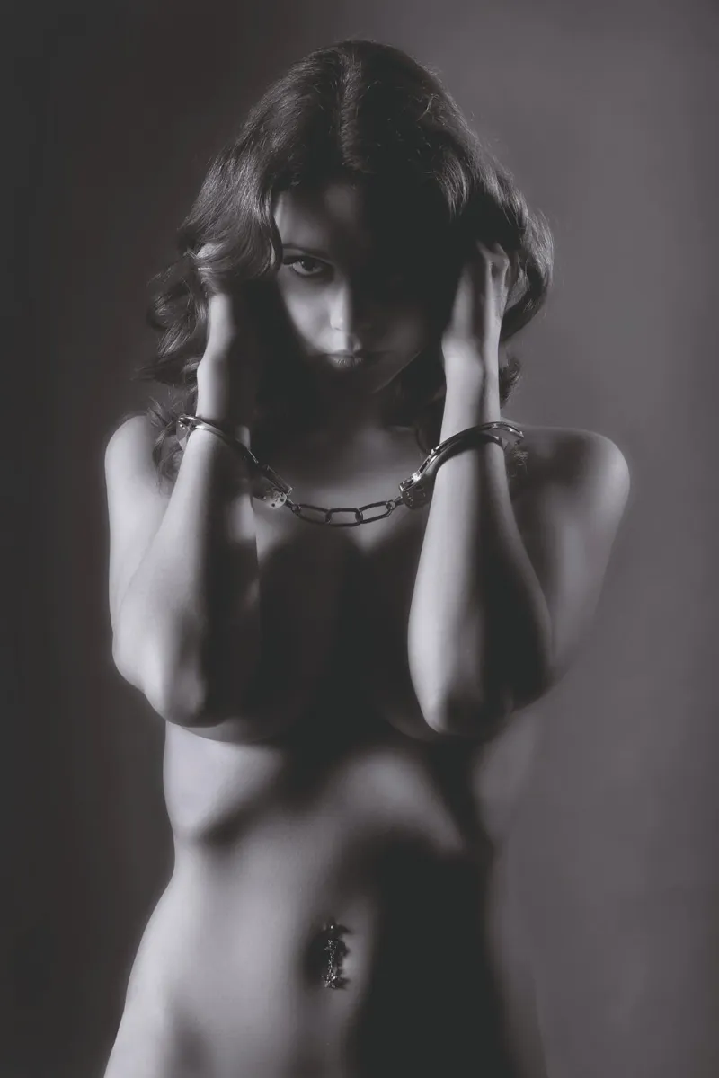 Livvy Cuffed Mono pellicola backlit da Dave Hare Photography