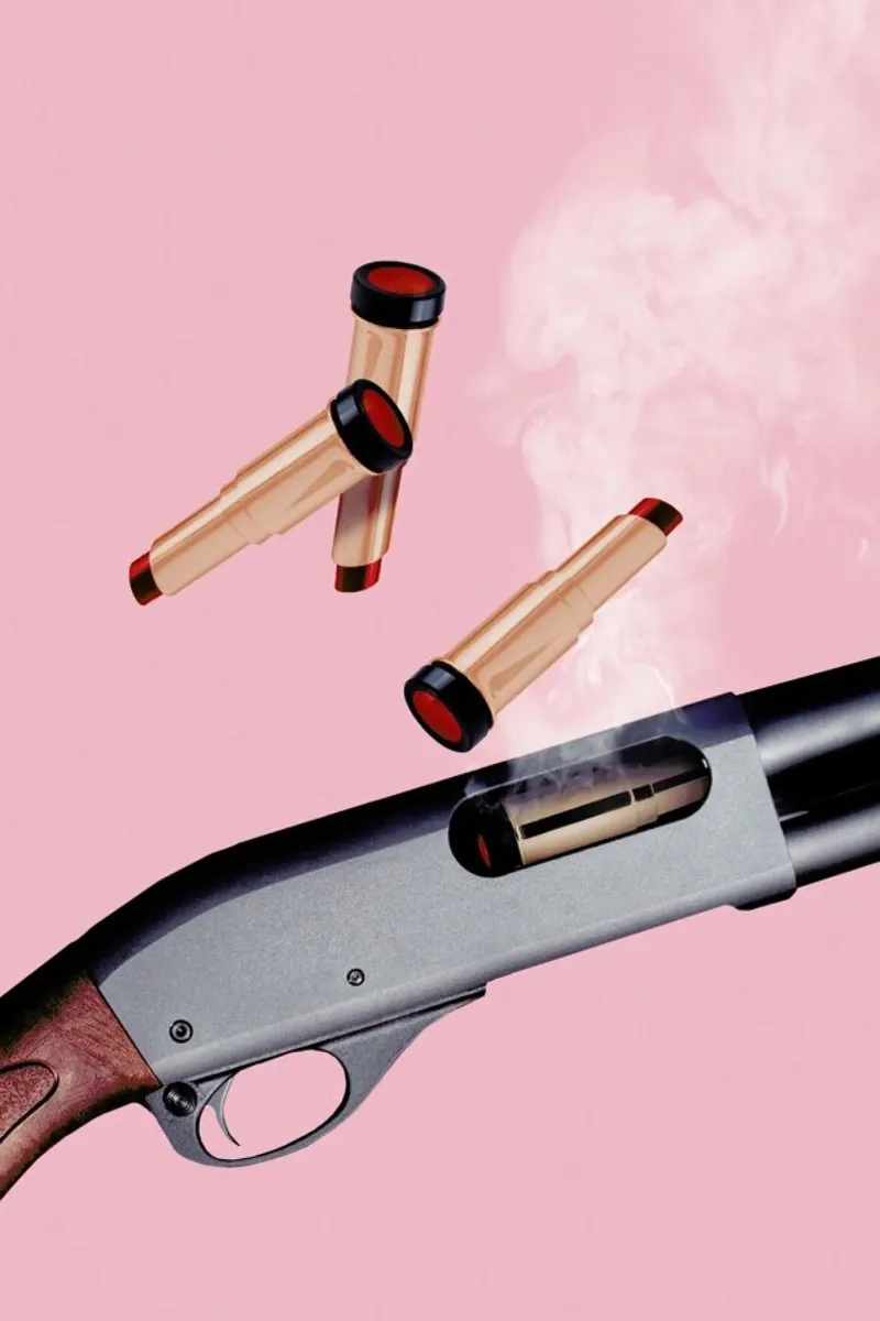 Lipstick Gun poster con telaio in legno da Jonas Loose