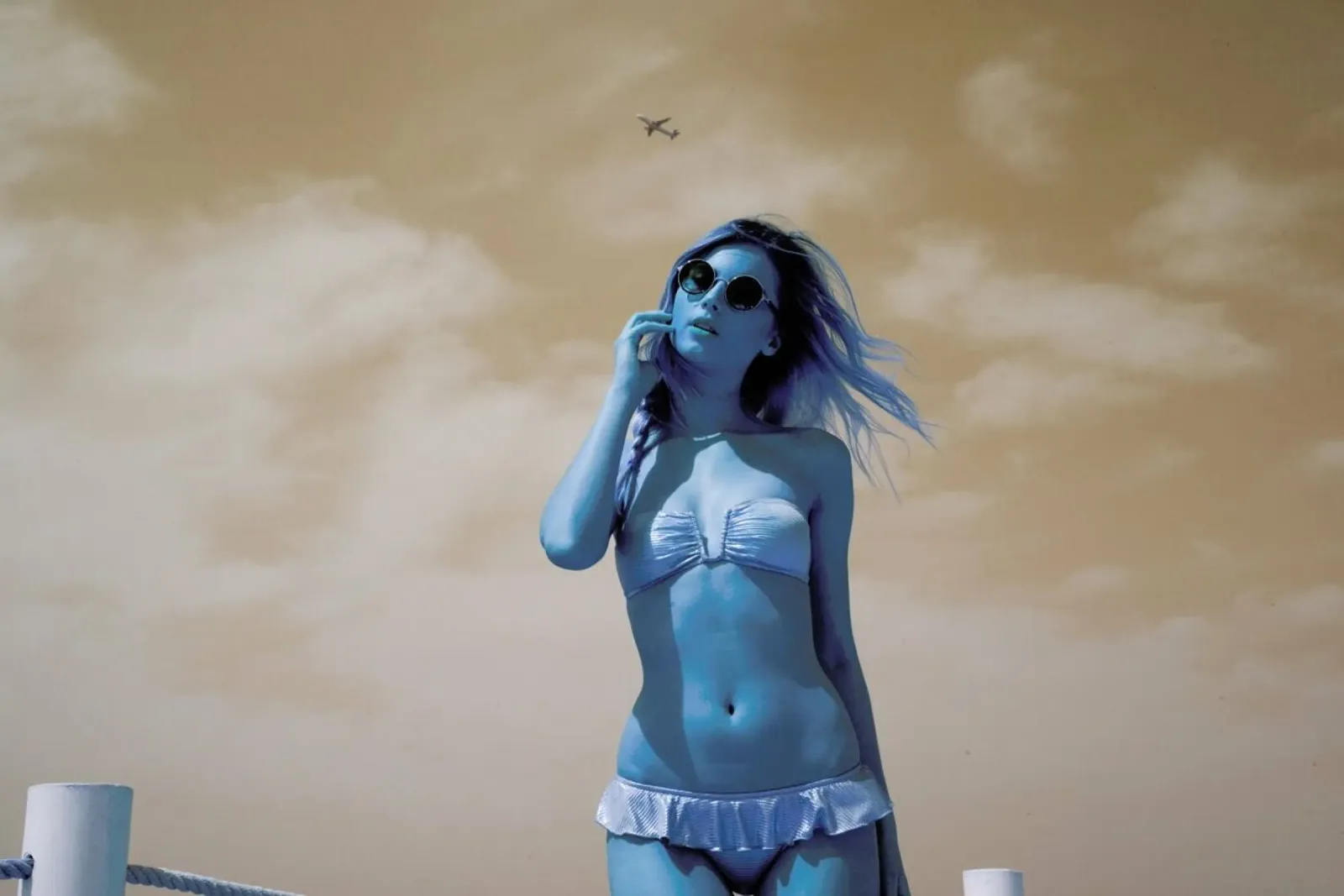 Beach Girl poster con telaio in plastica da Lara Zankoul