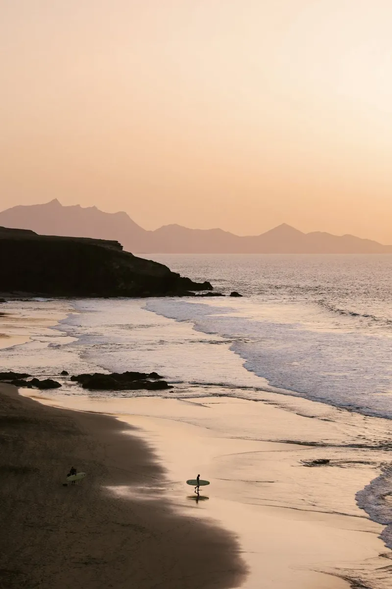 Surfista in spiaggia al tramonto poster con telaio in plastica da wenolaweddings