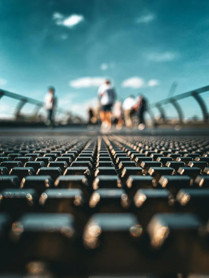 MILLENIUM BRIDGE poster con telaio in legno da Flo Klein