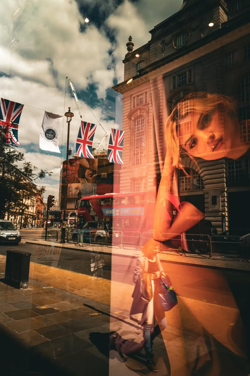 GIRL IN THE WINDOW pellicola backlit da Flo Klein