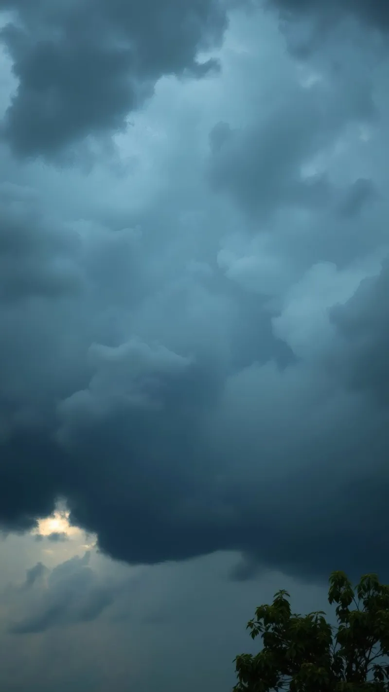 Nuvole scure e lunatiche che si addensano in un cielo drammatico pellicola backlit da DesignDoodle