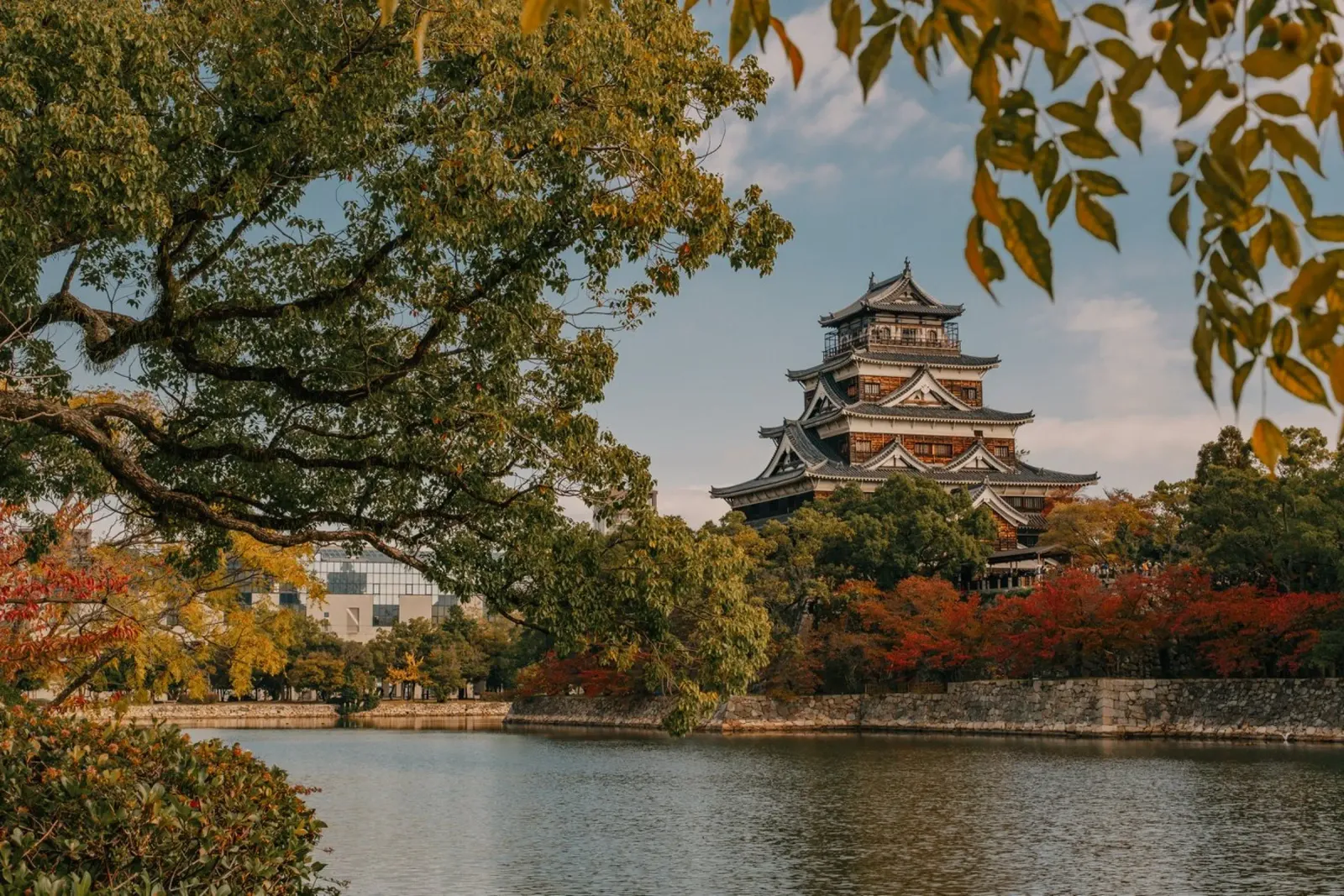 Il castello di Hiroshima in autunno pellicola backlit da Marcel Bisig