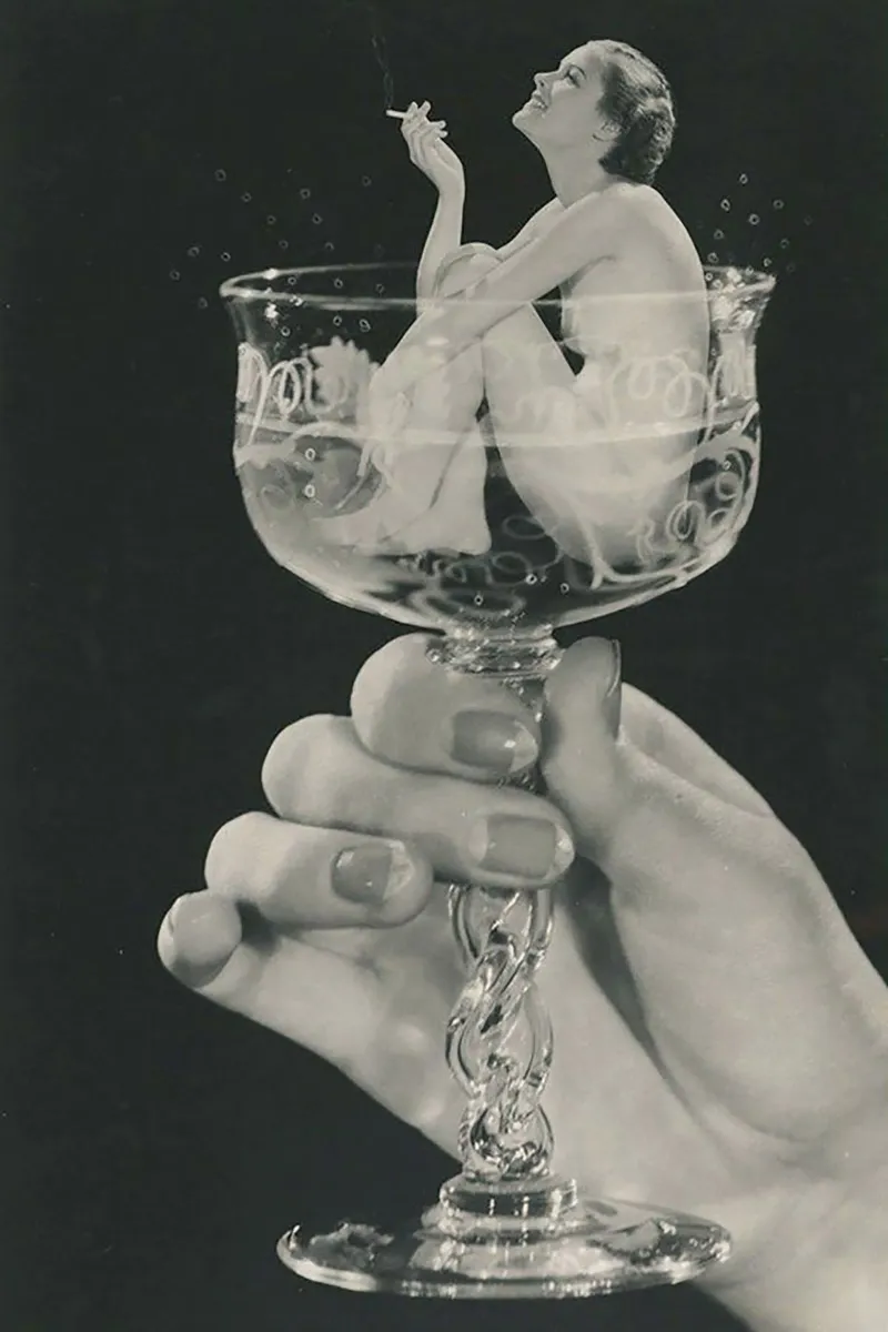 Sips of Elegance - Woman in a Wine Glass poster con telaio in alluminio da Attaboy Dsgn