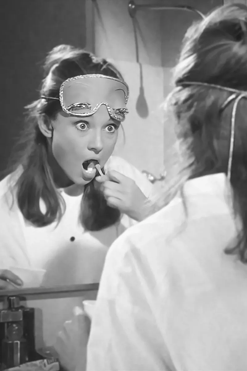 Audrey Hepburn Brushing pellicola backlit da Attaboy Dsgn