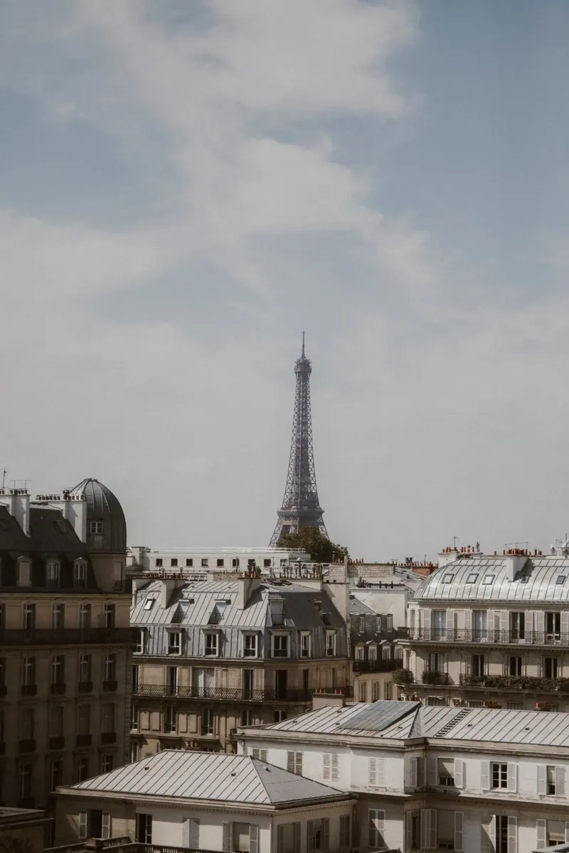 Tetto a Parigi poster con telaio in legno da Saskia Kamenz