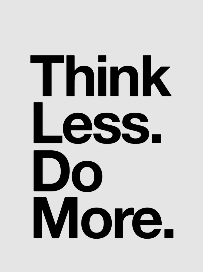 Stampa tipografica Think Less Do More in bianco e nero plexiglass da THE MOTIVATED TYPE