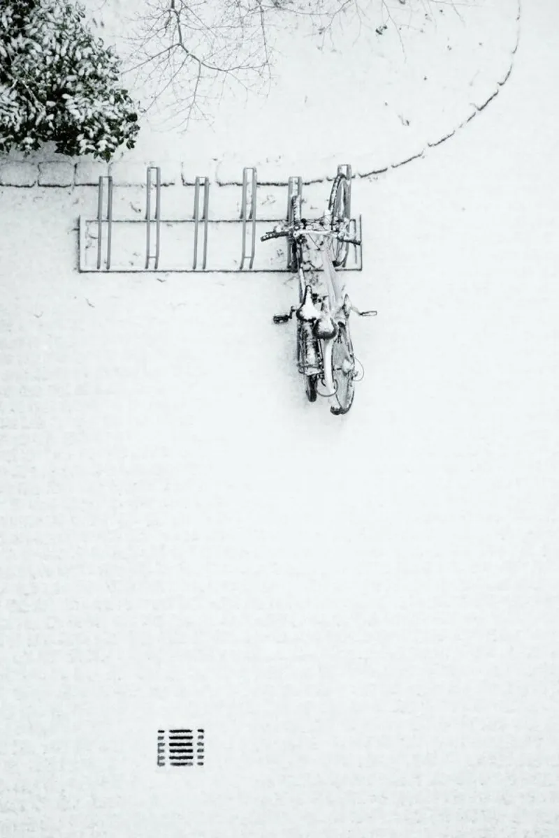 Winter White Bikes poster con telaio in legno da Studio Nahili