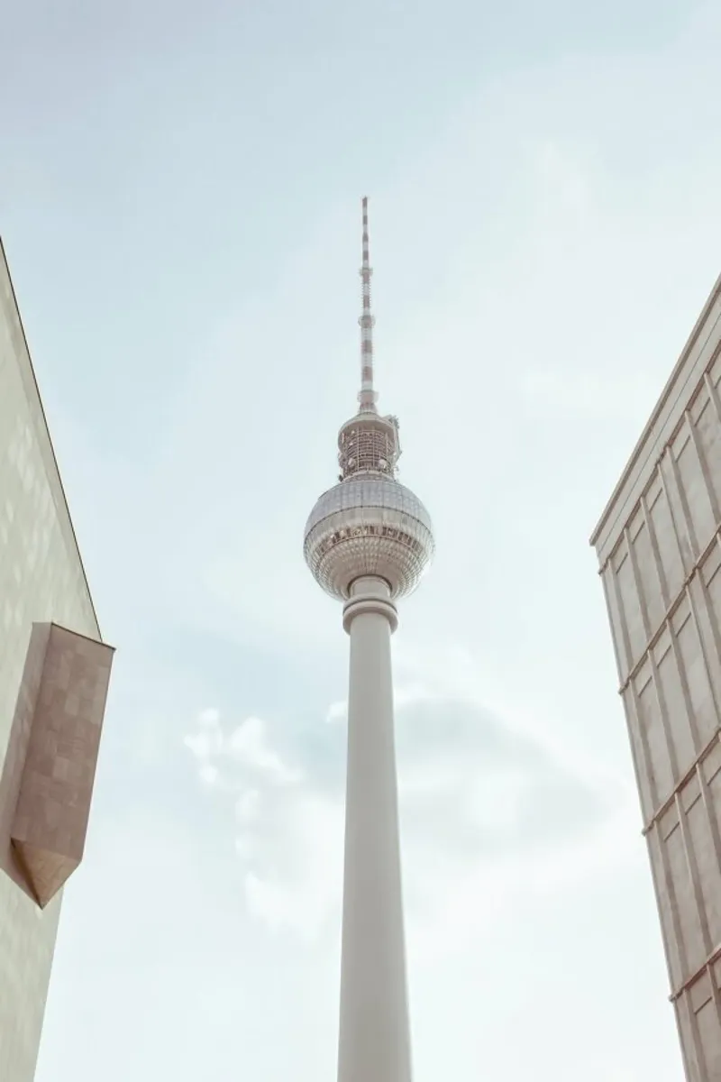 Berlin Fernsehturm pellicola backlit da Amy & Kurt