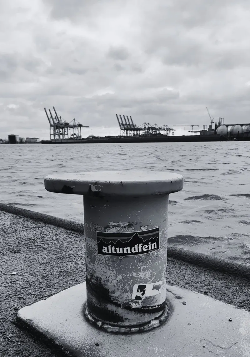 Hamburg | Landungsbrücken | Poller poster con telaio in alluminio da DigiWunderwerk