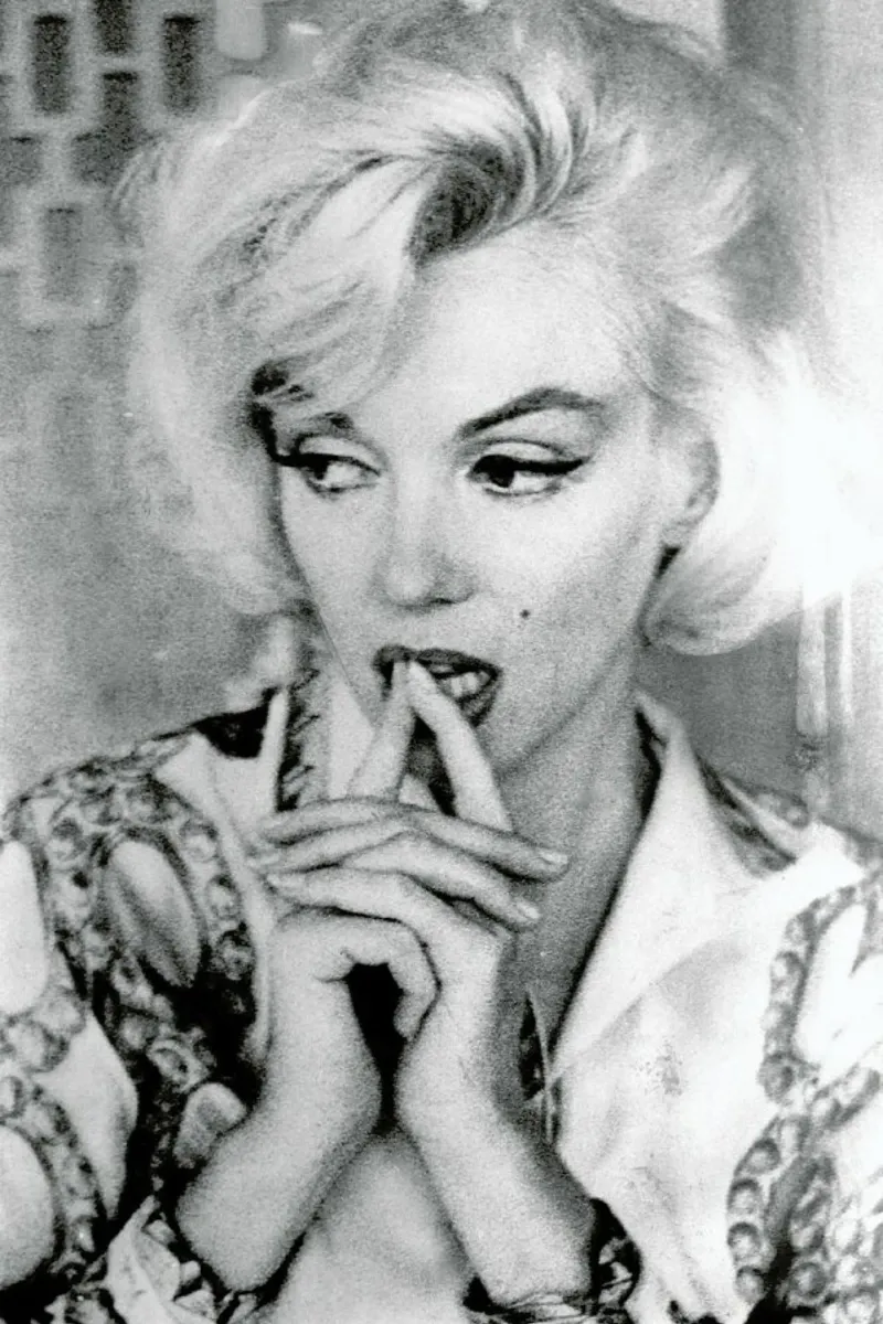 Marilyn Monroe wearing a blouse pellicola backlit da Gallery Print and Art Limited